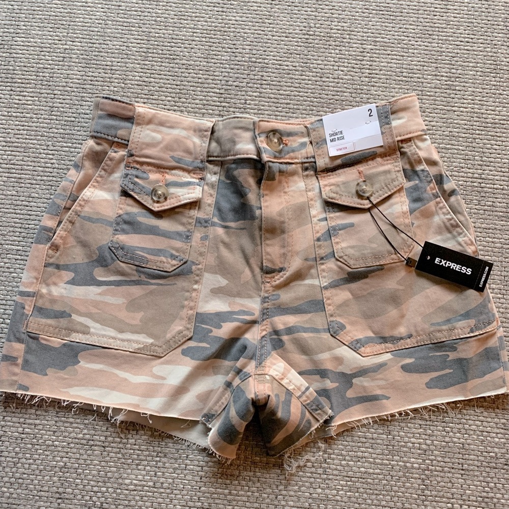 Women’s EXPRESS Size 2 Pink Camouflage Shorts.  Brand New with tags